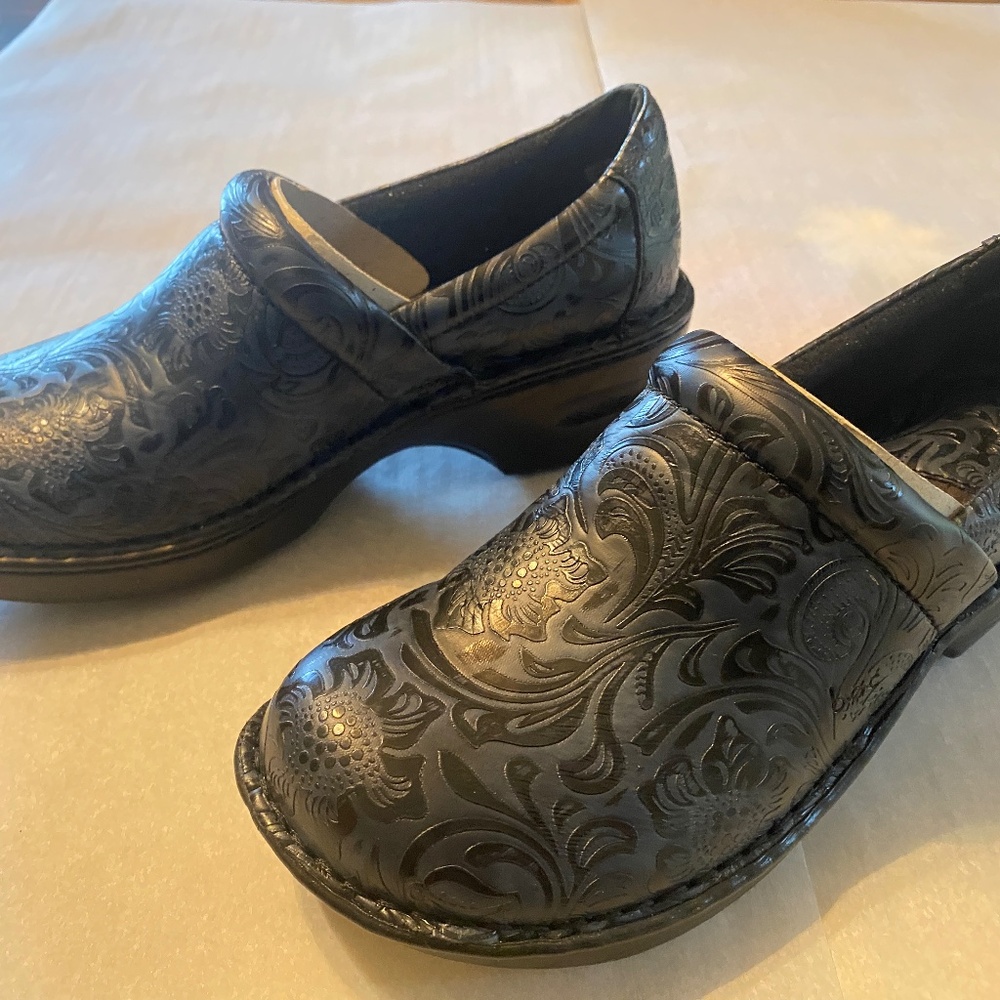 boc Peggy Navy Tooled Clog 8.5 M new in box, never worn